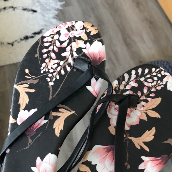 Le Chateau Flip Flops - Picture 2 of 4